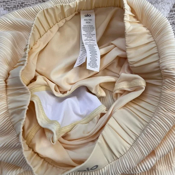 ALO Yoga Micro Plisse Skirt Lemon Ice aka Candlelight XXS Built-In Shorts Rare - Picture 10 of 11